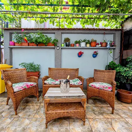 Solis A Cosy With Patio Walk To Будинок відпочинку