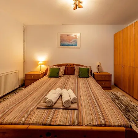 Сasa de vacaciones Solis A Cosy With Patio Walk To *